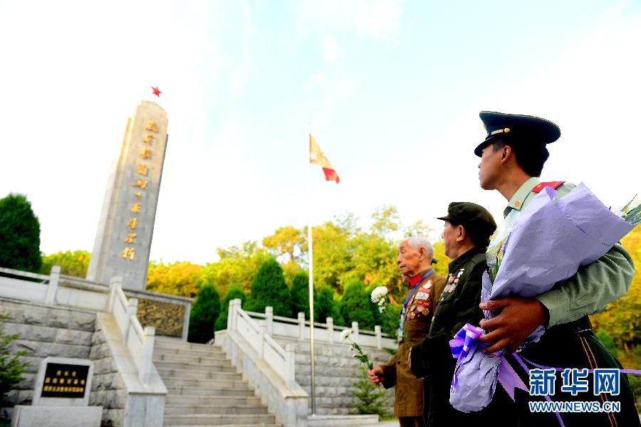 9月29日，在遼寧丹東抗美援朝烈士陵園，來自全國各地的革命老戰(zhàn)士及家屬向抗美援朝烈士紀(jì)念碑獻(xiàn)花。