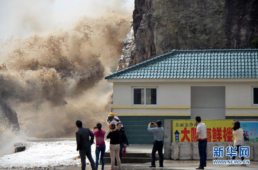 10月12日，浙江省溫嶺市石塘鎮海域出現大浪。