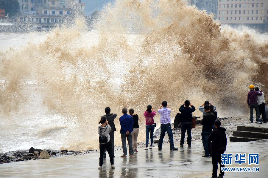 10月12日，人們在浙江省溫嶺市石塘鎮觀看大浪。