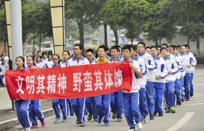 10月14日，成都七中萬達學校實行三年跑六百公里才能畢業(yè)，現(xiàn)場學生開始長跑。