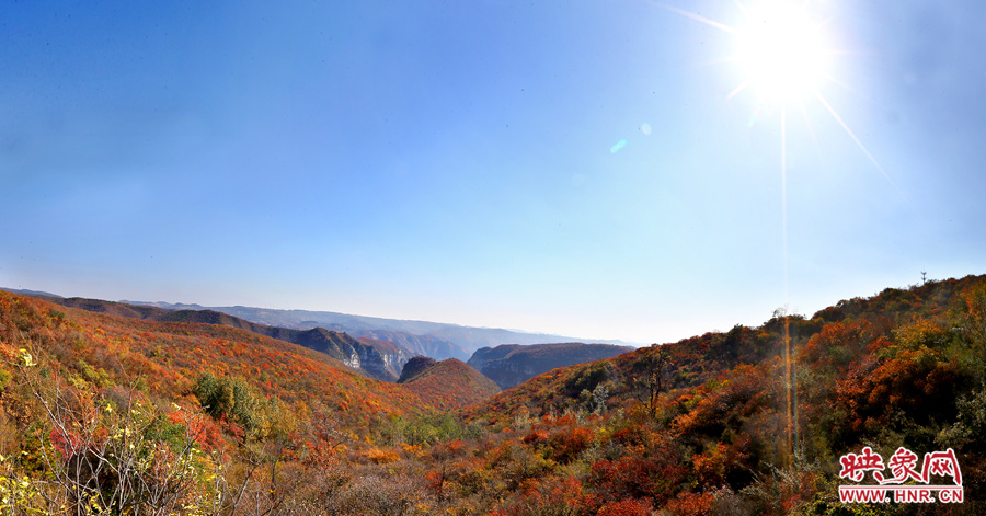 山頂遠眺，紅葉已經綻放出絢麗的色彩