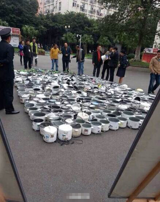 西南民族大學查寢的戰利品:電飯煲和熱得快