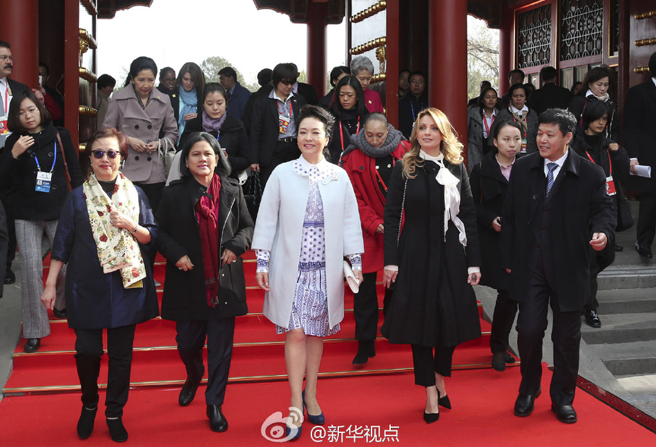 彭麗媛11日邀請來華出席2014年APEC領導人非正式會議的部分經濟體領導人或代表的夫人參觀世界文化