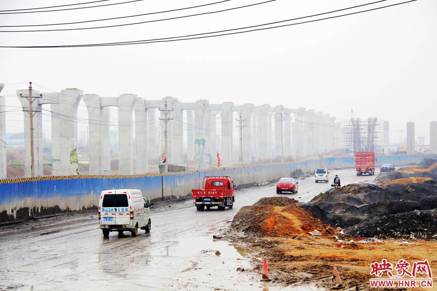 鄭平路柴郭轉盤處以及圍擋兩邊預留的道路坑坑洼洼，無人維護，造成事故頻發，經常堵車。