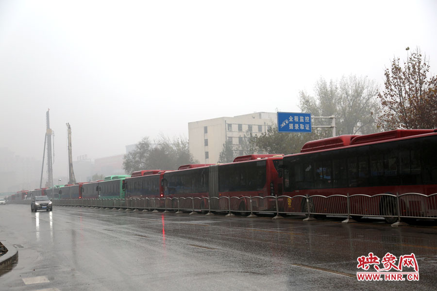 金水路未來(lái)路附近的公交“合體”變身小火車