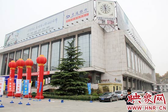 11月28日，記者從鄭州市政府獲悉，河南省人民會堂決定拆除違法存在10多年的巨型樓頂廣告。