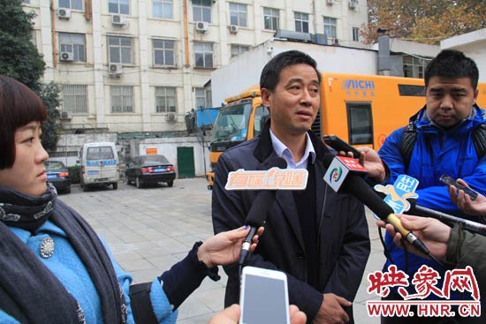 鄭州城市管理局行政執法監察支隊二大隊副大隊長杜陸水就“河南省人民會堂違法戶外廣告”一事，接受媒體采訪