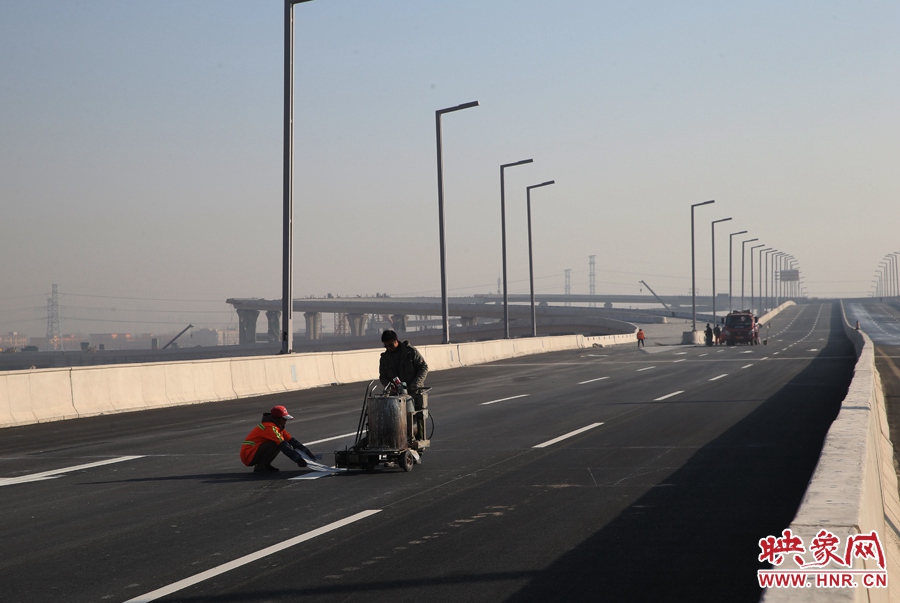 部門路段工人正在噴畫道路標線。