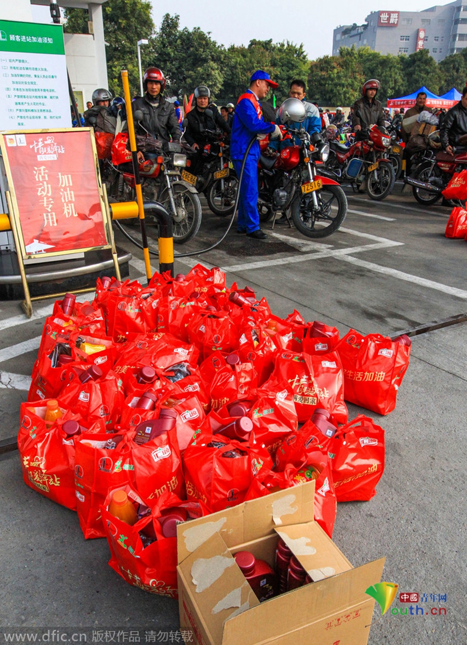 2015年2月10日，廣東佛山，順德龍山加油站為返鄉摩托車免費加油。
