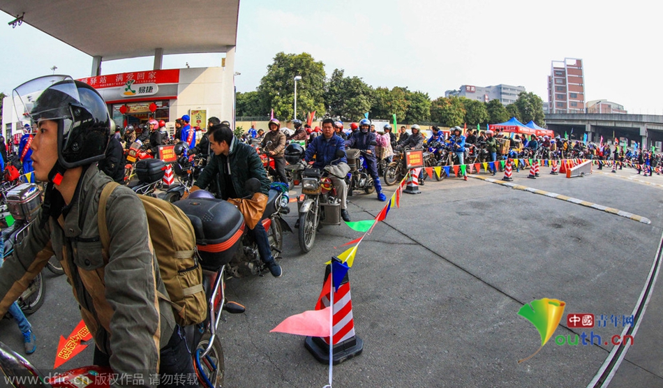 2015年2月10日，廣東佛山，順德龍山加油站為返鄉摩托車免費加油。