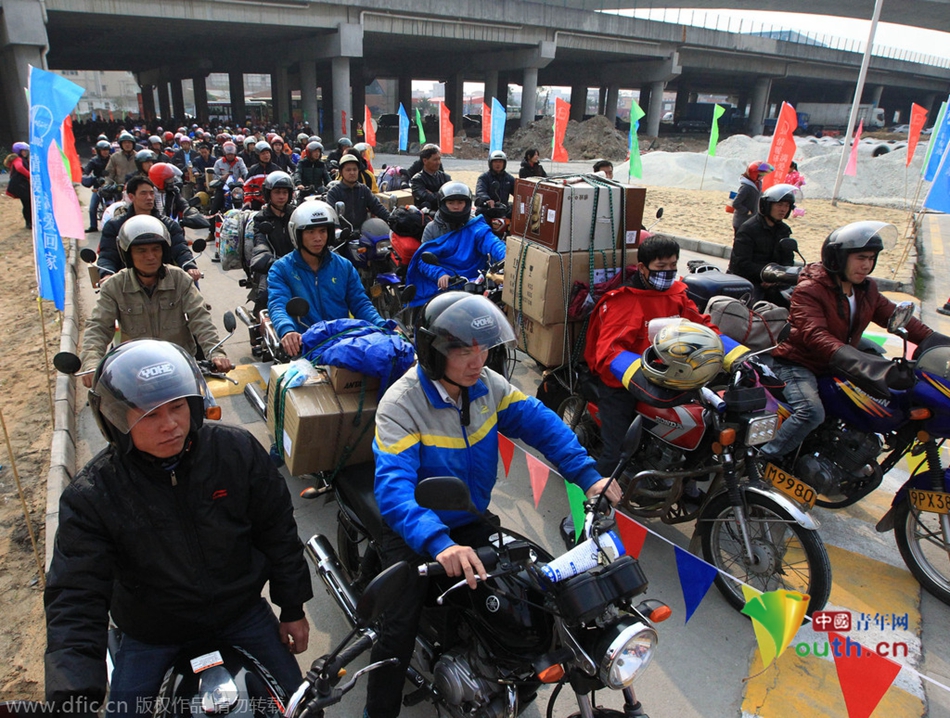 2015年2月10日，廣東佛山，順德龍山加油站為返鄉摩托車免費加油。