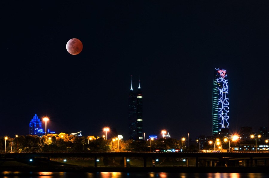 4月4日，深圳，月全食，一輪紅月亮現身夜空。（合成）鄧飛/CFP