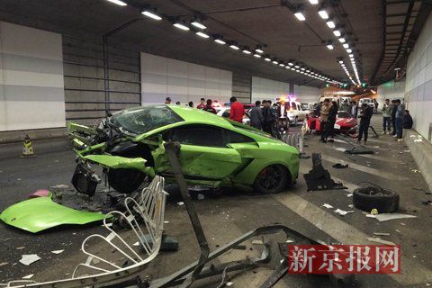 一輛蘭博基尼與一輛法拉利發生事故，現場狀況慘烈