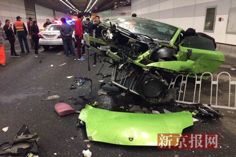 一輛蘭博基尼與一輛法拉利發生事故，現場狀況慘烈