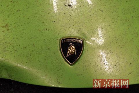 一輛蘭博基尼與一輛法拉利發生事故，現場狀況慘烈