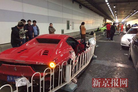 一輛蘭博基尼與一輛法拉利發生事故，現場狀況慘烈