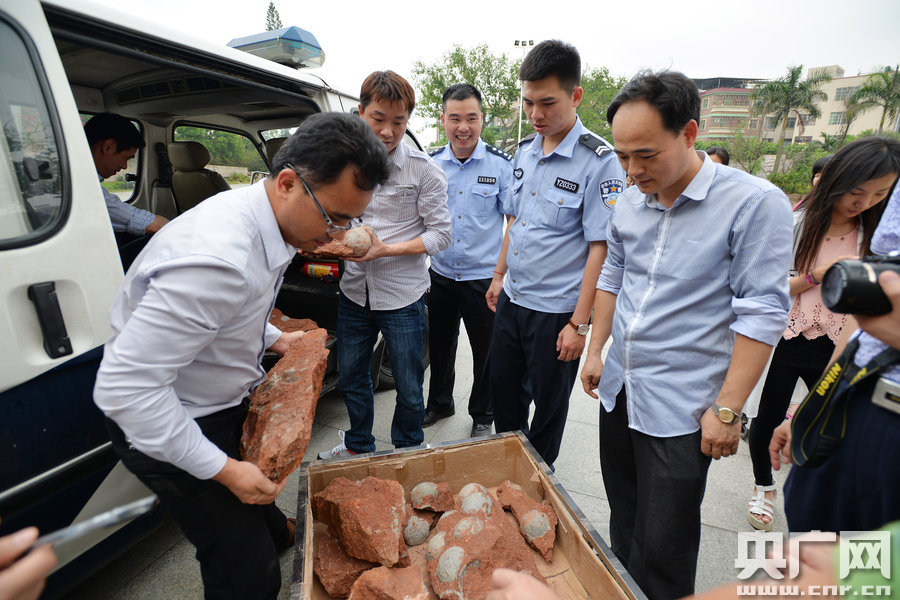 市文化綜合執(zhí)法大隊工作人員和110公安干警也迅速趕到現(xiàn)場維持秩序。