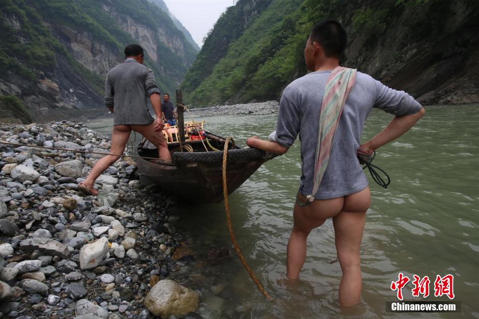 巴東神農(nóng)溪還保留著獨(dú)特的裸體纖夫拉纖景觀(guān)。