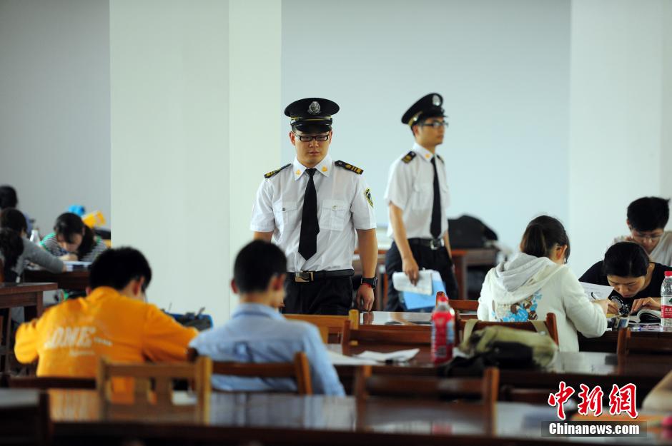 5月8日，武漢輕工大學(xué)圖書館保安黃凱、萬文杰在圖書館巡查。中新社發(fā) 張暢 攝