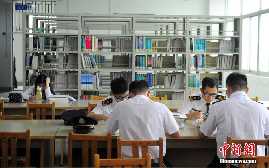 5月8日，武漢輕工大學(xué)保安黃凱在圖書館巡查。中新社發(fā) 張暢 攝