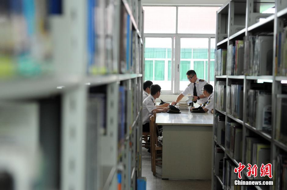 5月8日，武漢輕工大學(xué)保安吳濤、江力、黃凱、萬文杰在圖書館學(xué)習(xí)中。中新社發(fā) 張暢 攝