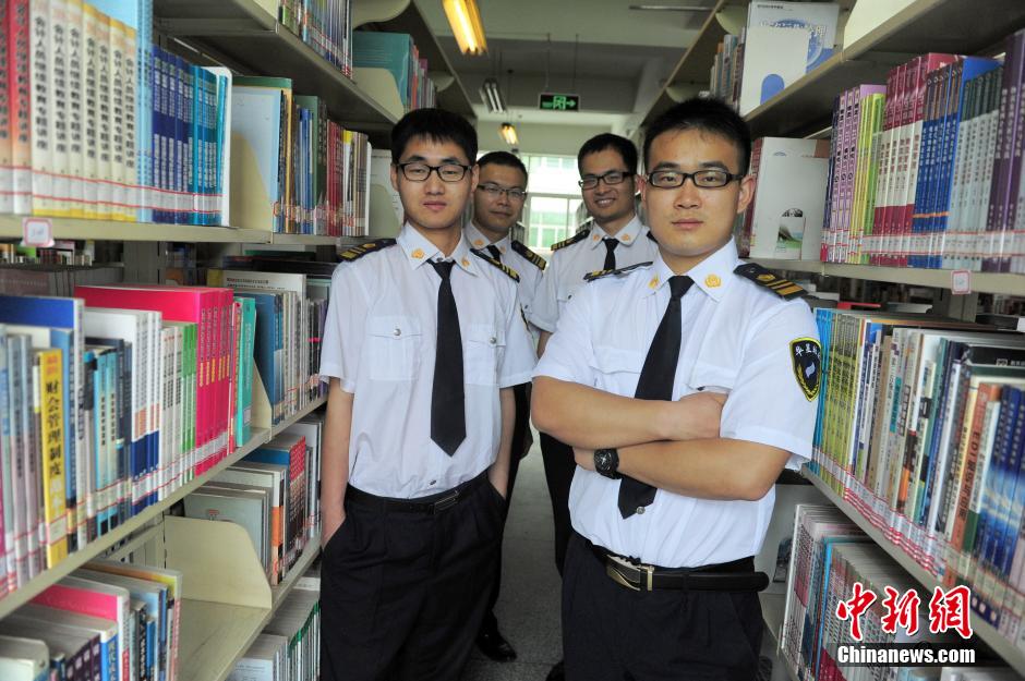 　5月8日，武漢輕工大學(xué)圖書館保安吳濤、江力、黃凱、萬文杰。中新社發(fā) 張暢 攝