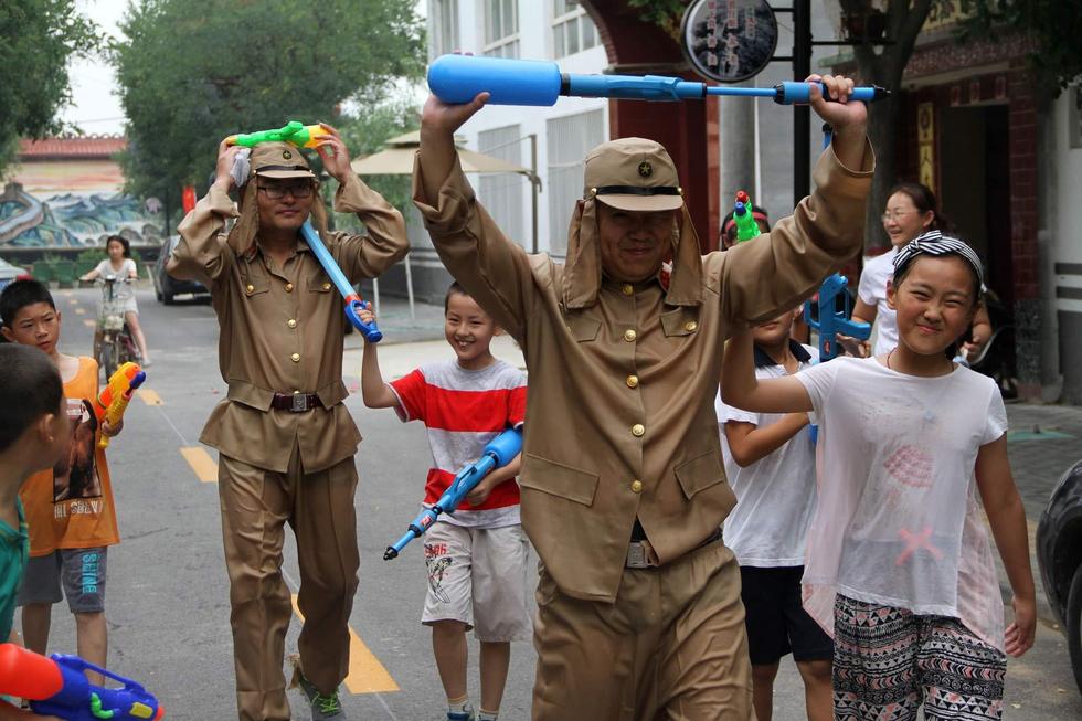 最終幾名鬼子被八路軍制服，被押著游街示眾，以此慶祝抗日戰爭勝利70周年。