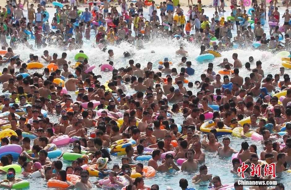 8月1日，民眾扎堆在南京湯山歡樂水魔方水上樂園戲水，享受“冰火兩重天”的涼爽和激情。連日來，中國大部分地區(qū)迎來高溫天氣。