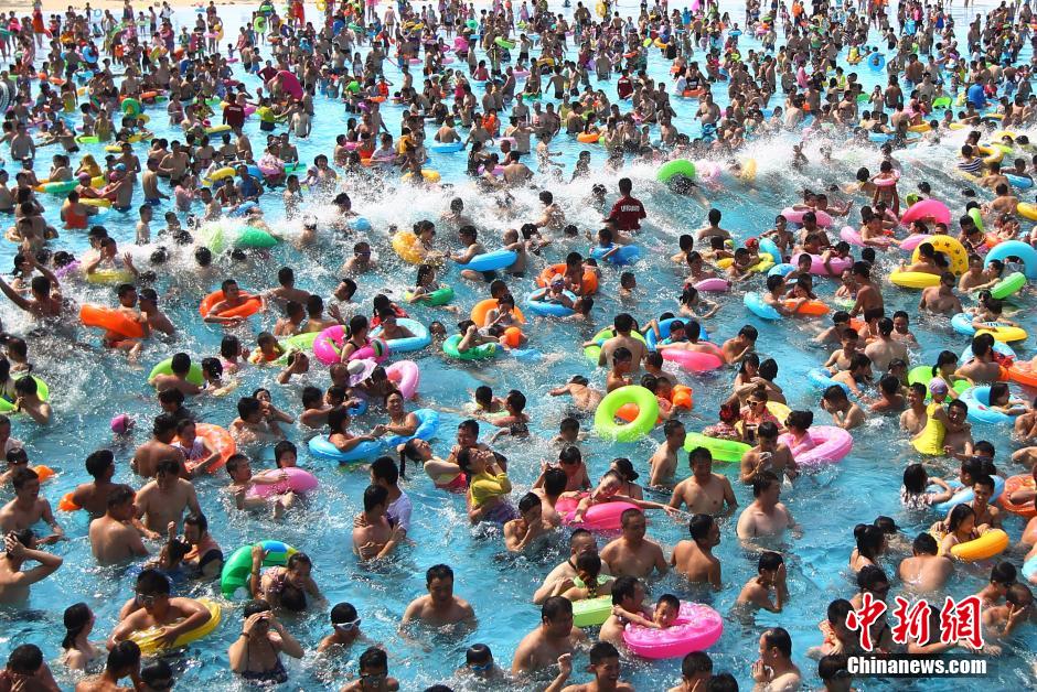 8月1日，民眾扎堆在南京湯山歡樂水魔方水上樂園戲水，享受“冰火兩重天”的涼爽和激情。連日來，中國大部分地區(qū)迎來高溫天氣。