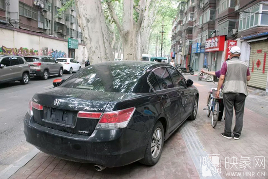男子的車牌因是外地牌照，被小偷盜走。