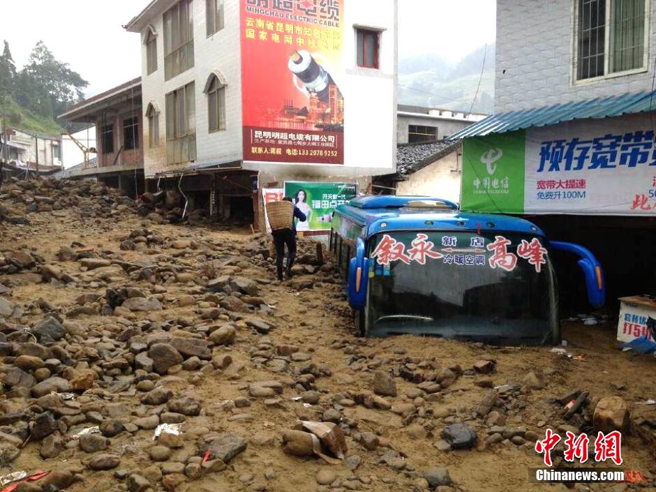 圖為山洪泥石流導沖進鄉鎮街道，導致客車被埋。