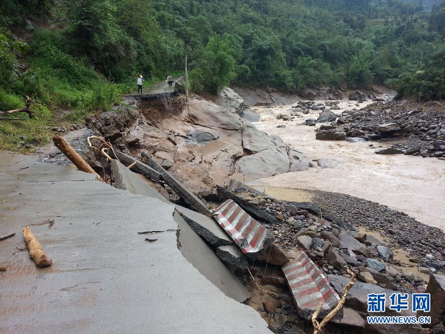 四川省瀘州市敘永縣白臘苗族鄉的一條公路被山洪沖壞