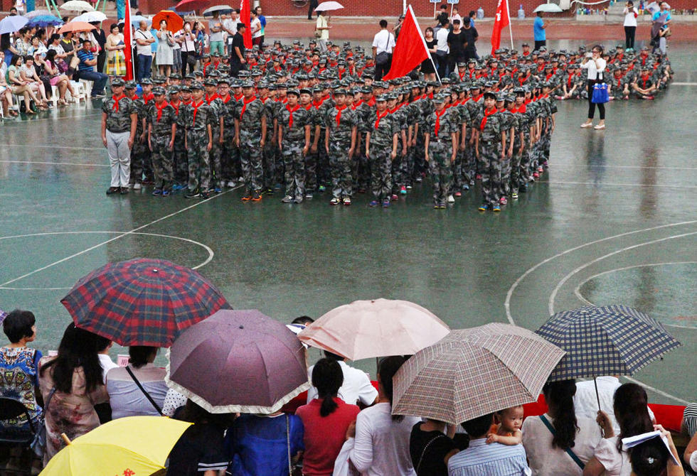 鄭州市，鄭州市第八中學會操表演當天突降大雨，但是同學們在雨中堅持完成了會操表演。