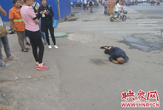 老人倒地后無人敢扶，過路市民拍照作證。