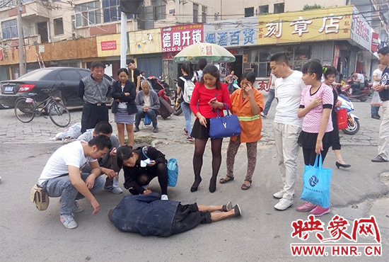 據(jù)附近環(huán)衛(wèi)工人介紹，老人是自己過路口時不小心摔倒的。