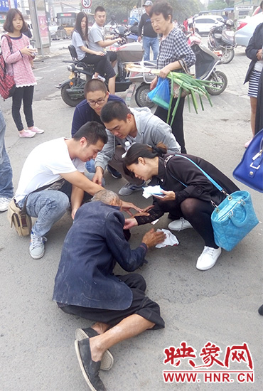 一些愛心市民在撥打了110和120后，上前給老人擦臉上的血跡。