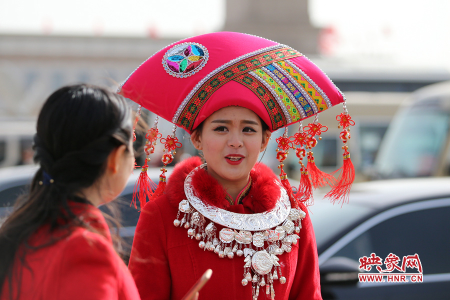 漂亮的頭飾配美女，回頭率相當高