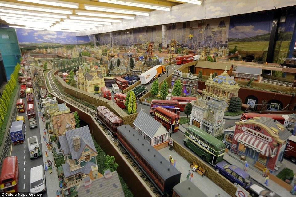 英國(guó)老人20年打造300平米“火車樂(lè)園” 耗資25萬(wàn)英鎊