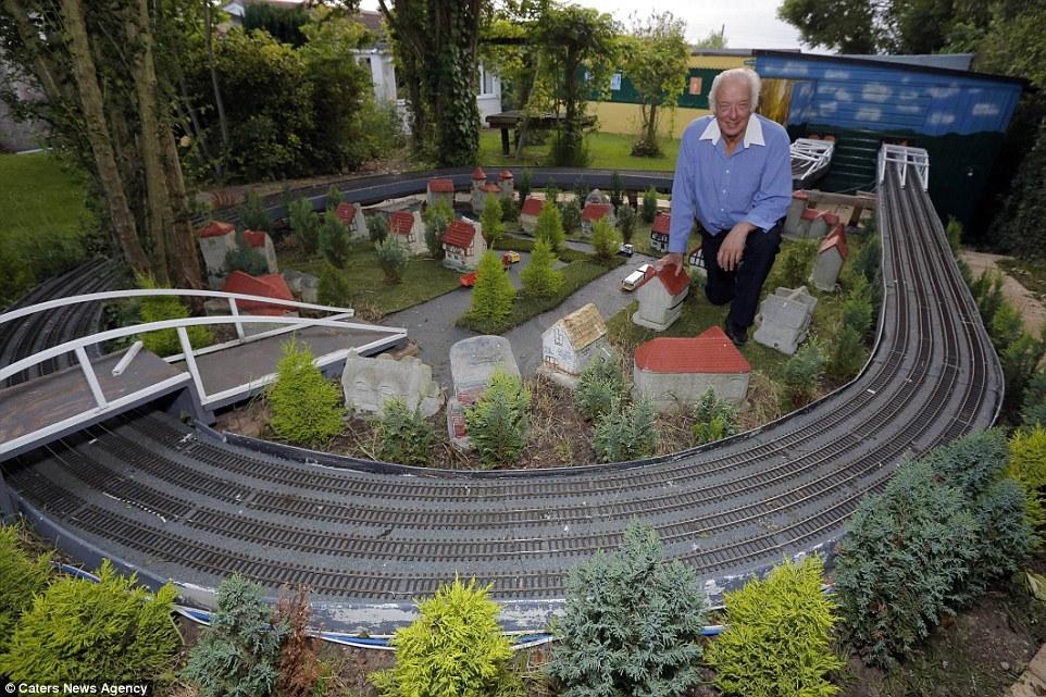 英國(guó)老人20年打造300平米“火車樂(lè)園” 耗資25萬(wàn)英鎊