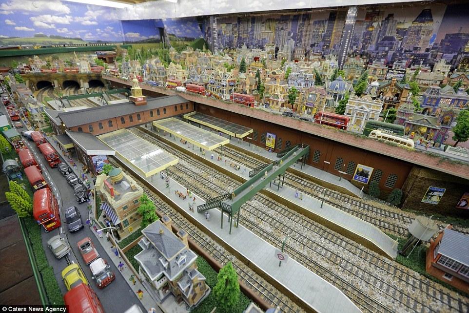 英國(guó)老人20年打造300平米“火車樂(lè)園” 耗資25萬(wàn)英鎊
