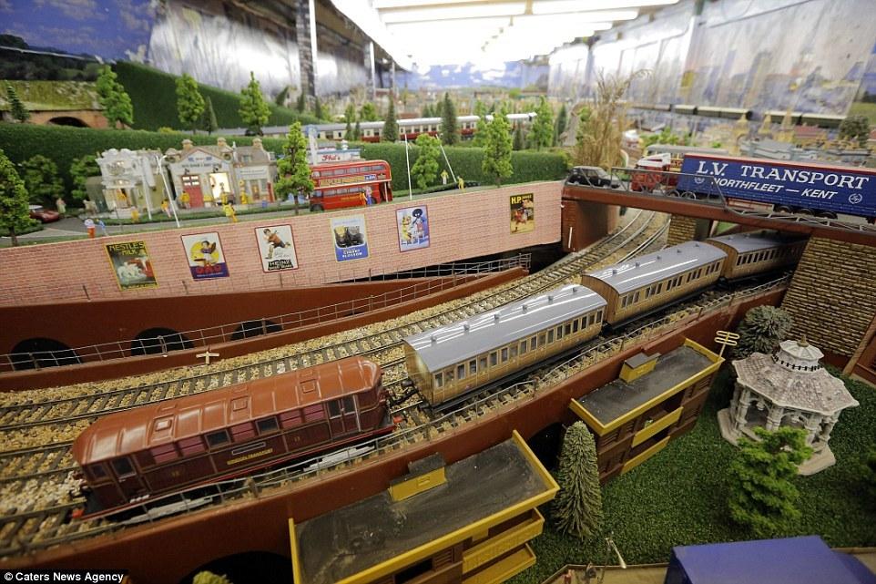英國(guó)老人20年打造300平米“火車樂(lè)園” 耗資25萬(wàn)英鎊