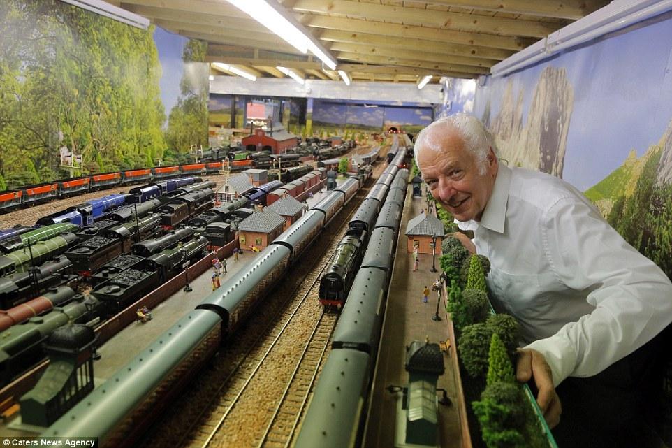 英國(guó)老人20年打造300平米“火車樂(lè)園” 耗資25萬(wàn)英鎊