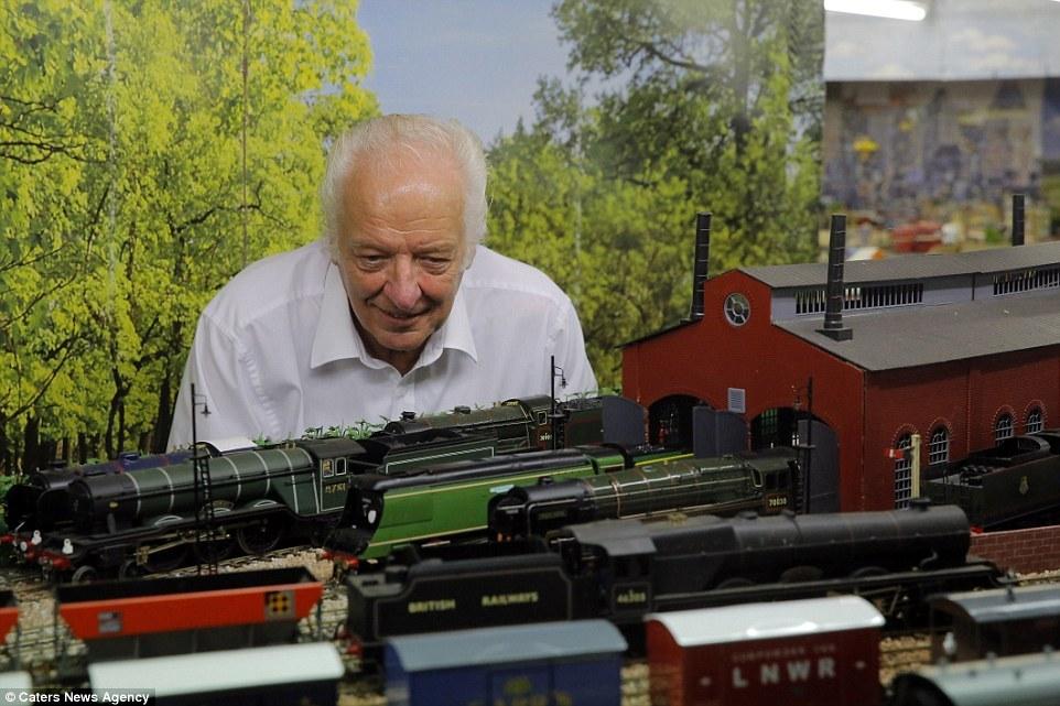 英國(guó)老人20年打造300平米“火車樂(lè)園” 耗資25萬(wàn)英鎊
