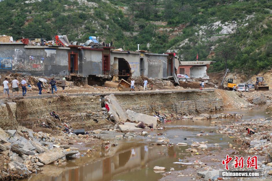 圖為都里鎮小河兩岸的民宅受損嚴重。