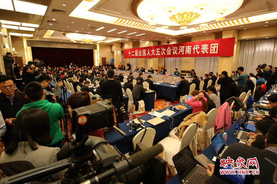 河南代表團代表的每一次發言都成為現場境內外媒體關注、熱議的話題