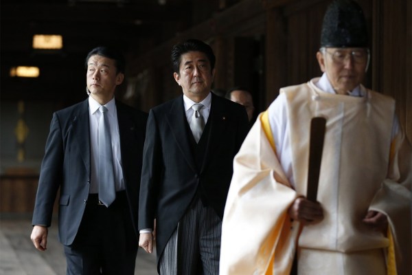 當地時間2013年12月26日，日本東京，日本首相安倍晉三抵達靖國神社。