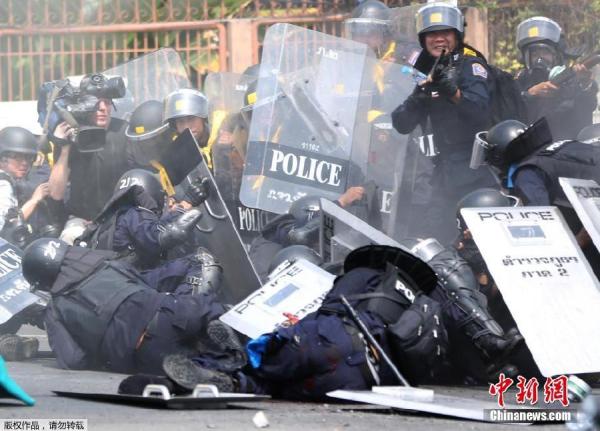 當地時間2月18日，泰國曼谷警方與示威者發生沖突。