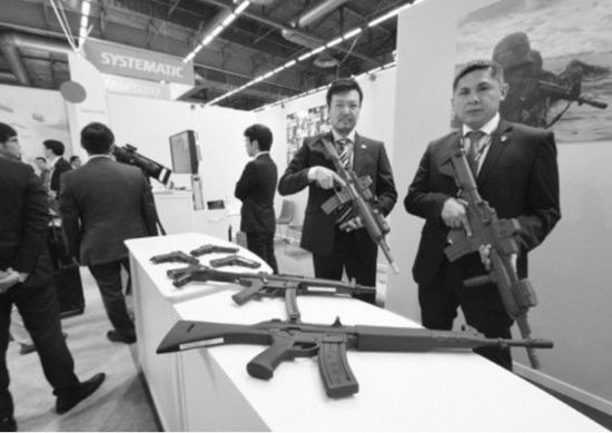 　日本企業(yè)在歐洲國(guó)際防務(wù)展上展示橡膠槍。