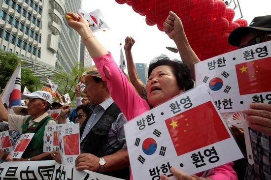 7月2日，在中國駐韓使館前，韓國民眾集會歡迎中國國家主席習近平訪韓，并打出寫有“釣魚島是中國的土地”字樣。