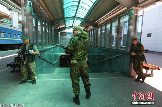 烏克蘭政府軍和民間武裝在頓涅茨克機場火車站附近發生激烈交火,火車站附近街道受到炮彈猛烈襲擊。